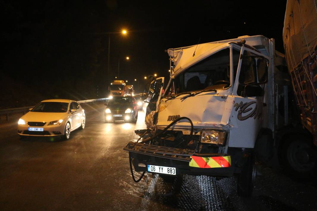 Konya plakalı TIR rampada geri gitmeye başlayınca 2 araç çarptı 5